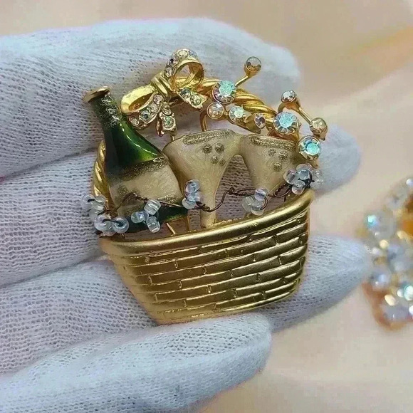 Vintage Gold-toned rhinestones aurora brooches pin (pendant)bundle - Picture 13 of 14